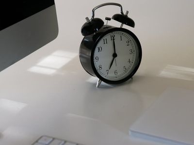Minimalist desk clock showing a moment for break
